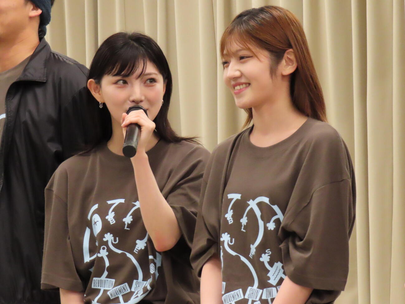 つかこうへい革命ミュージカル　ダブルス「飛龍伝」「幕末純情伝」の公開稽古に臨んだ岡田奈々（左）と村山彩希（撮影・鎌田良美）