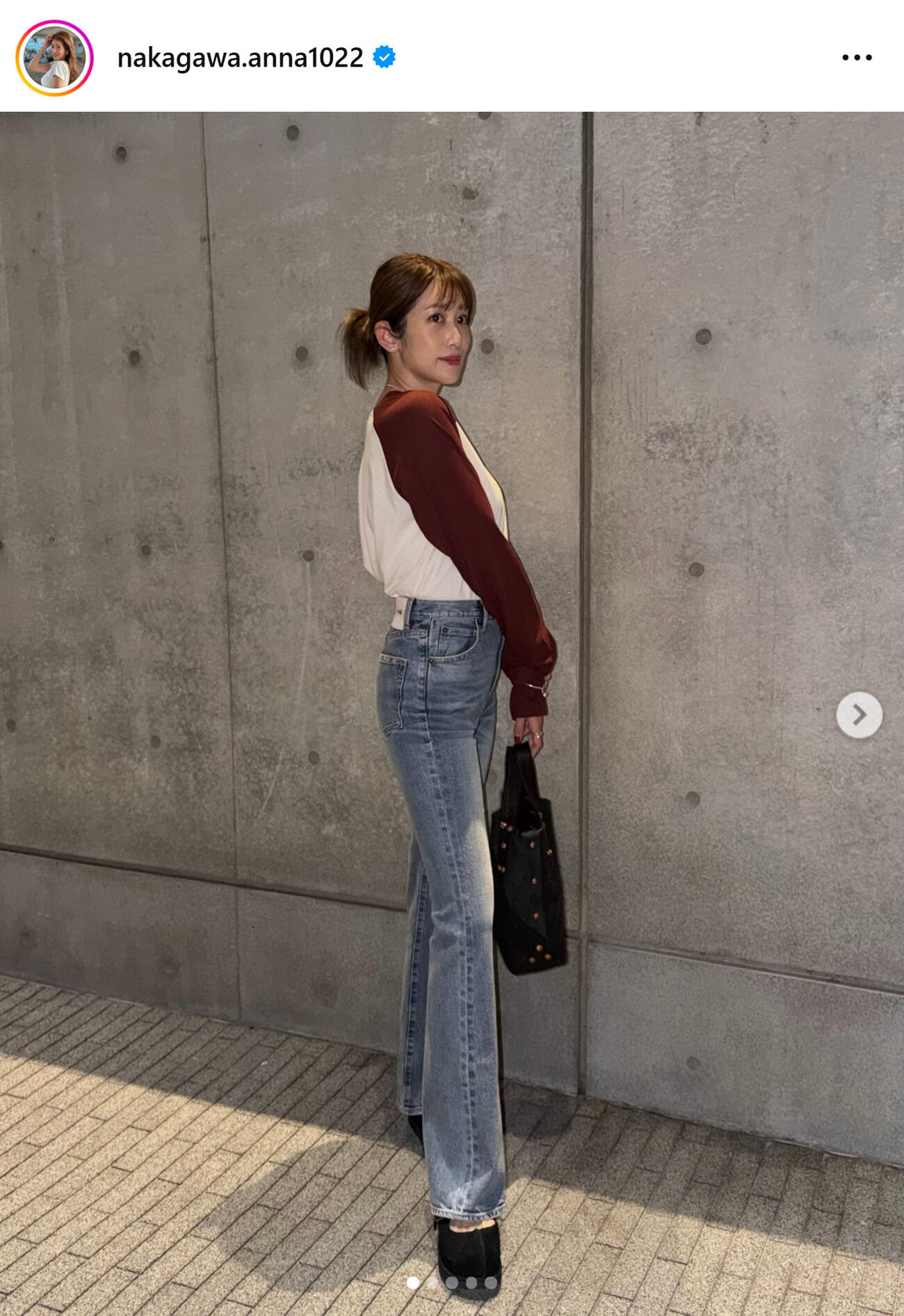 デニムパンツ姿の中川安奈（中川安奈のインスタグラムから）
