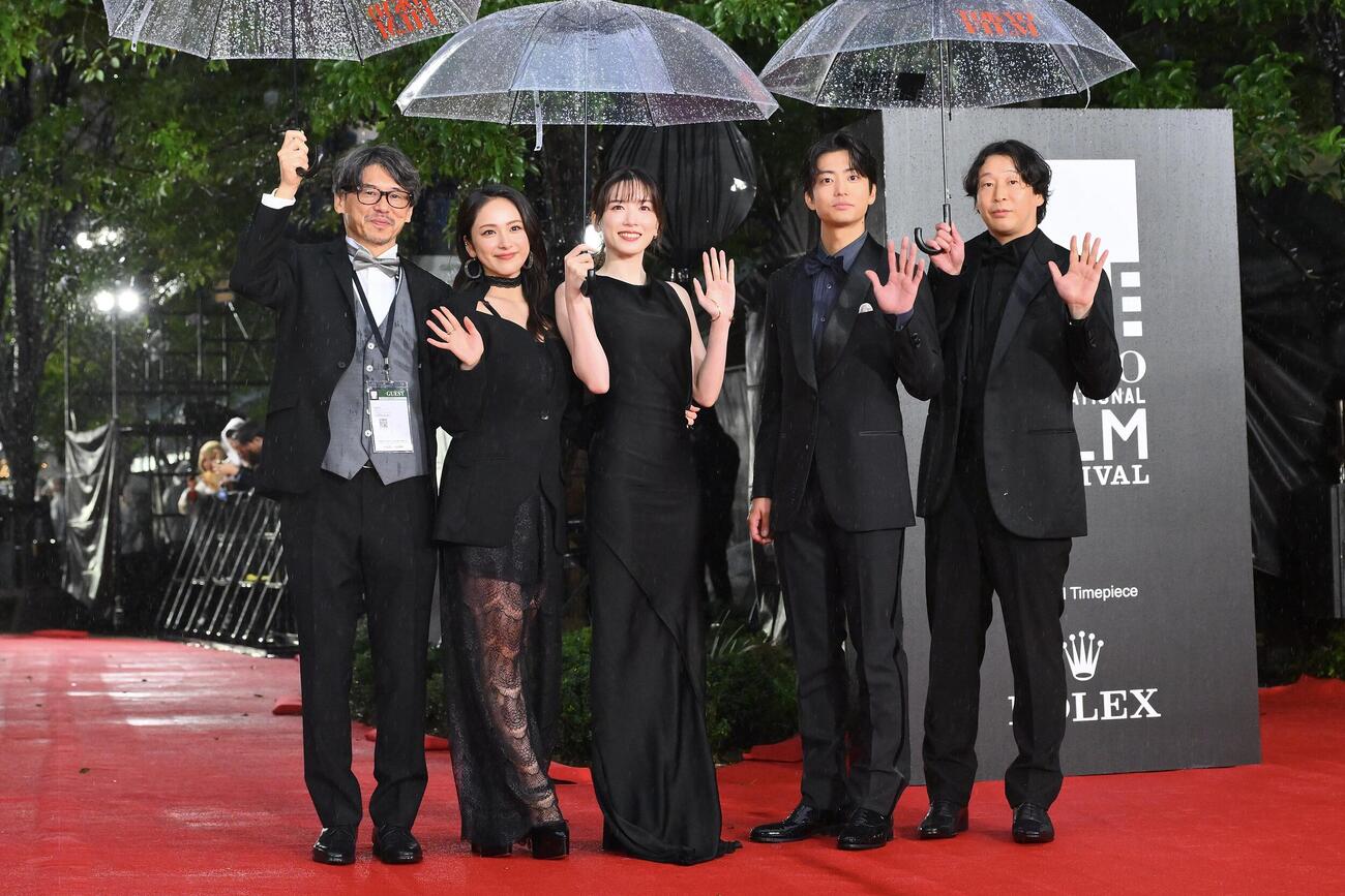オープニングイベントレッドカーペットで記念撮影する永野芽郁（左から3人目）と伊藤健太郎（同4人目）（撮影・滝沢徹郎）