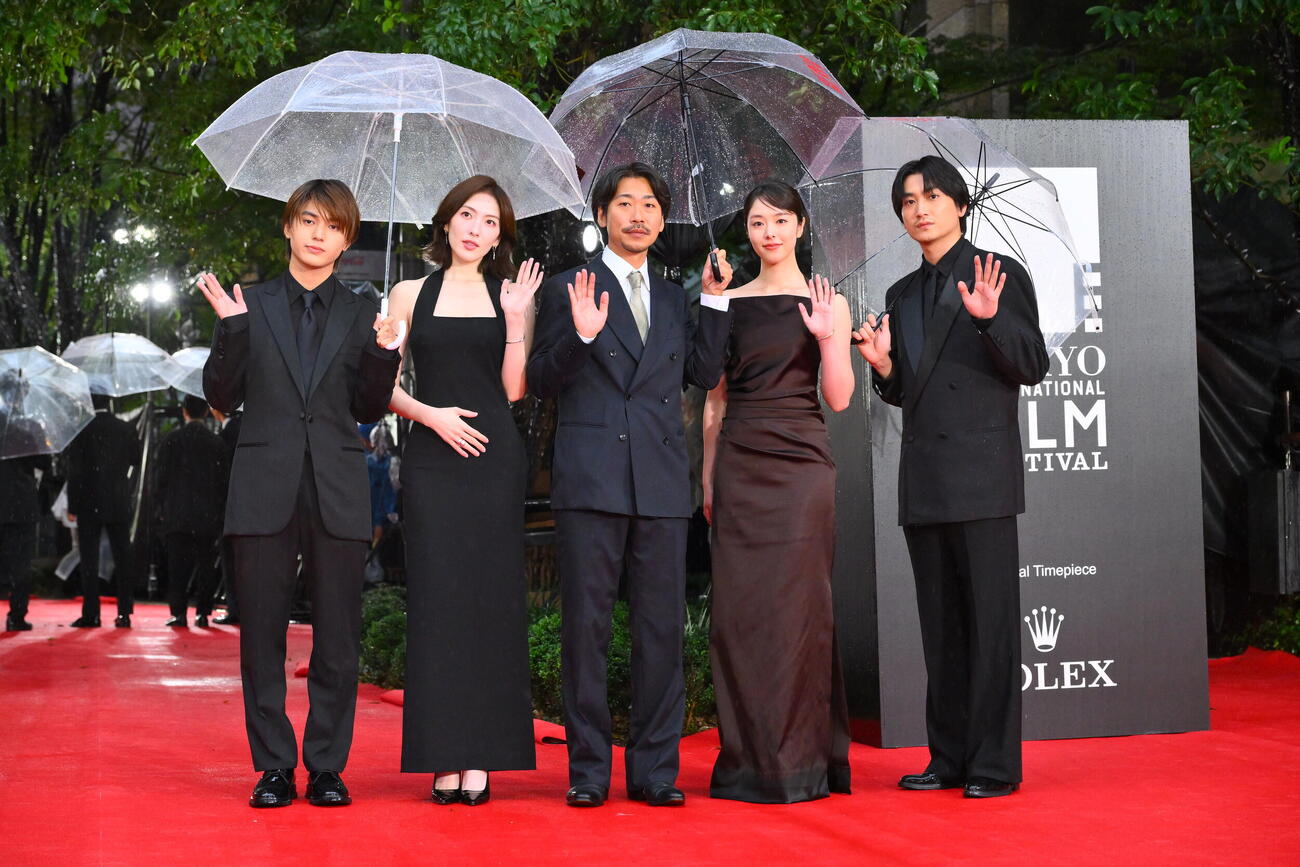 オープニングイベントレッドカーペットで記念撮影する唐田えりか（左から4人目）（撮影・滝沢徹郎）