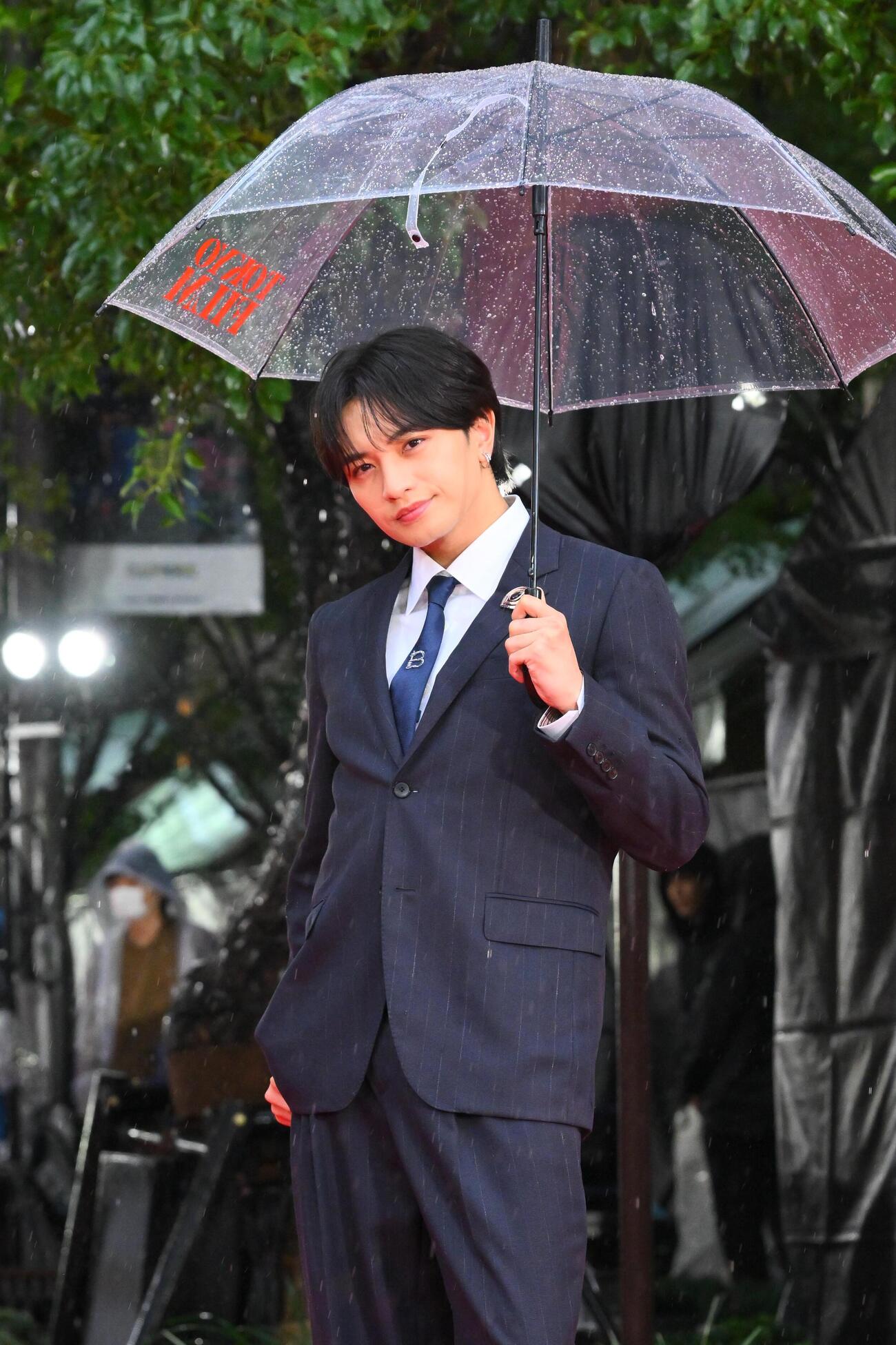 オープニングイベントレッドカーペットで記念撮影する中島健人（撮影・滝沢徹郎）
