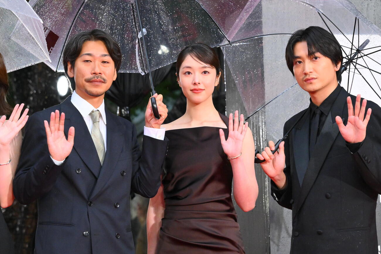 オープニングイベントレッドカーペットで記念撮影する唐田えりか（中央）（撮影・滝沢徹郎）