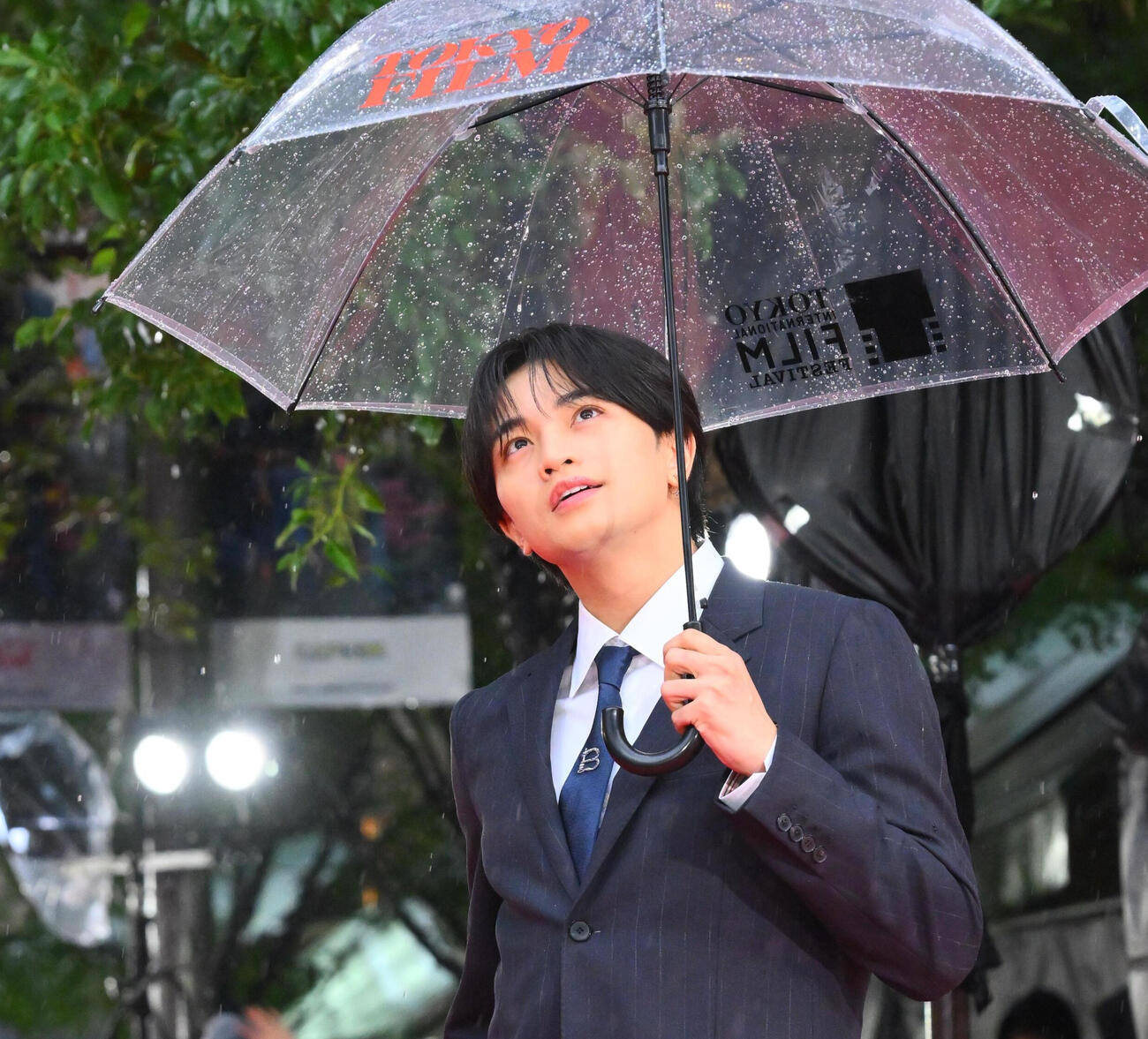 オープニングイベントレッドカーペットで記念撮影する中島健人（撮影・滝沢徹郎）