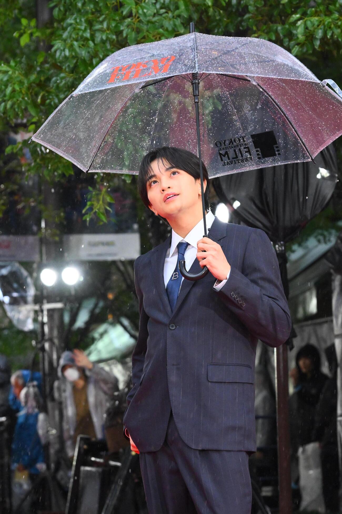オープニングイベントレッドカーペットで記念撮影する中島健人（撮影・滝沢徹郎）
