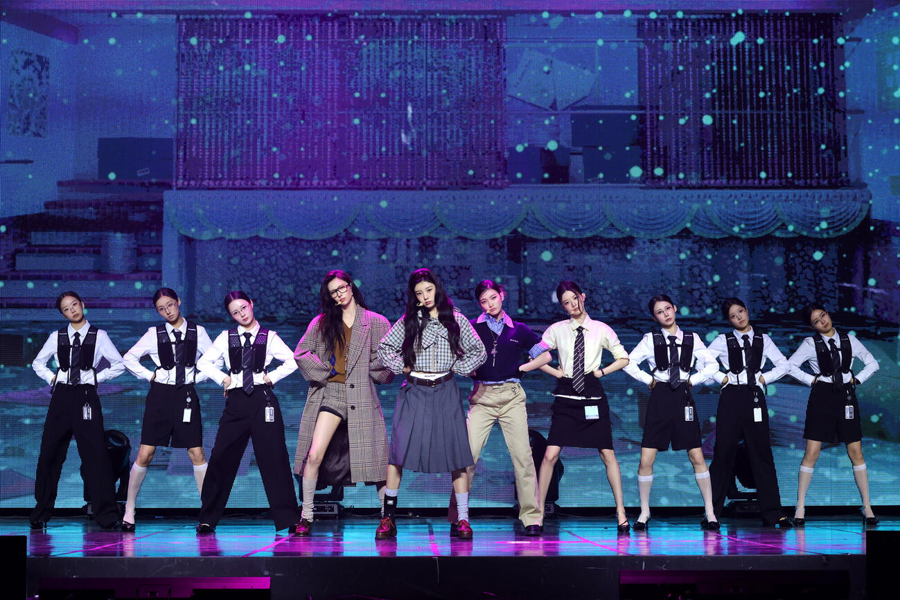 パフォーマンスするILLIT。左からYUNAH、WONHEE、IROHA、MINJU（（P）＆（C）BELIFT LAB Inc．）