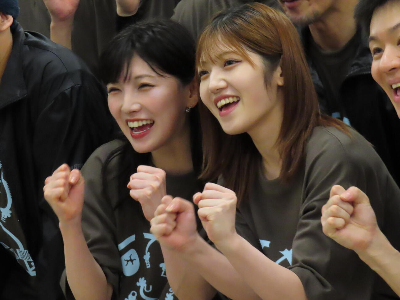 つかこうへい革命ミュージカル　ダブルス「飛龍伝」「幕末純情伝」の公開稽古に臨んだ岡田奈々（左）と村山彩希（撮影・鎌田良美）