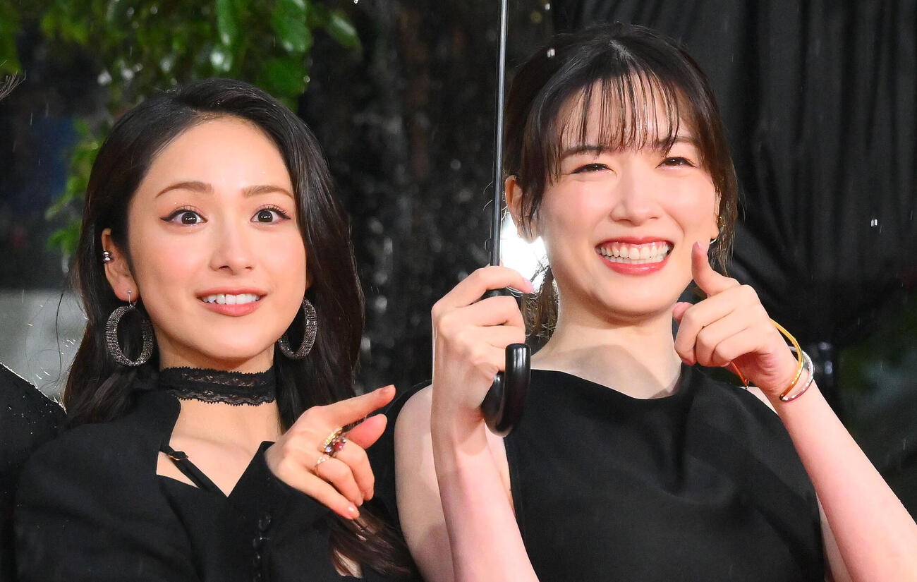 レッドカーペットでカメラを指さす永野芽郁（右）と平祐奈（撮影・滝沢徹郎）