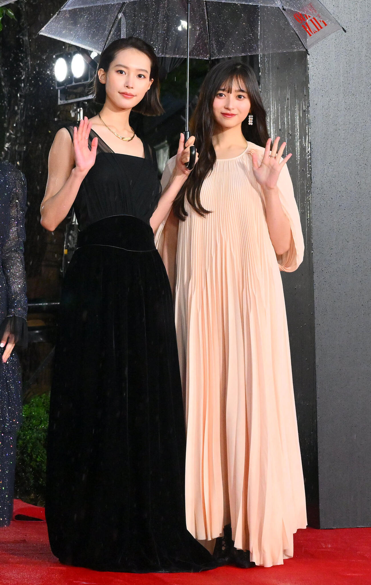 レッドカーペットで記念撮影する南沙良（左）と井上和（撮影・滝沢徹郎）