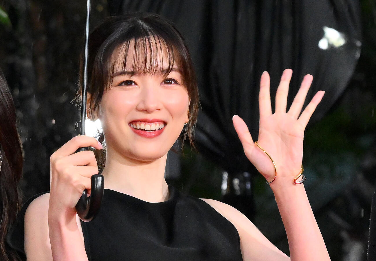 レッドカーペットで手を振る永野芽郁（撮影・滝沢徹郎）