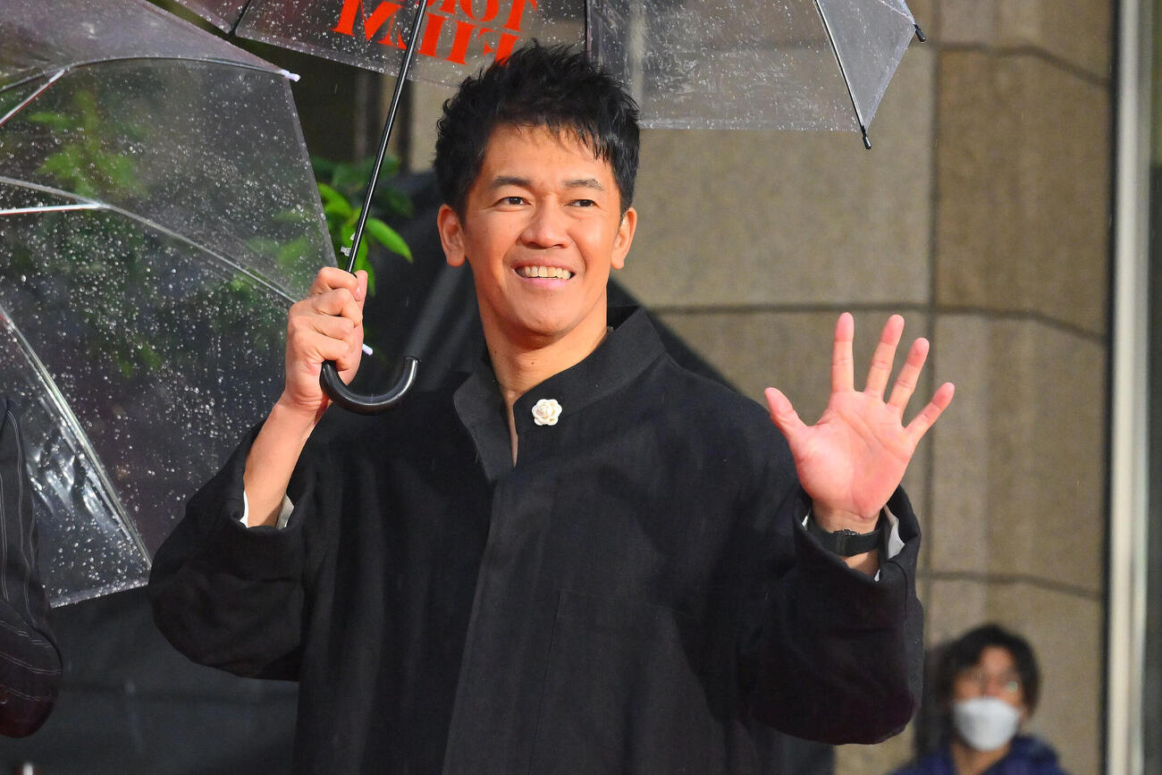 レッドカーペットで記念撮影する武井壮（撮影・滝沢徹郎）