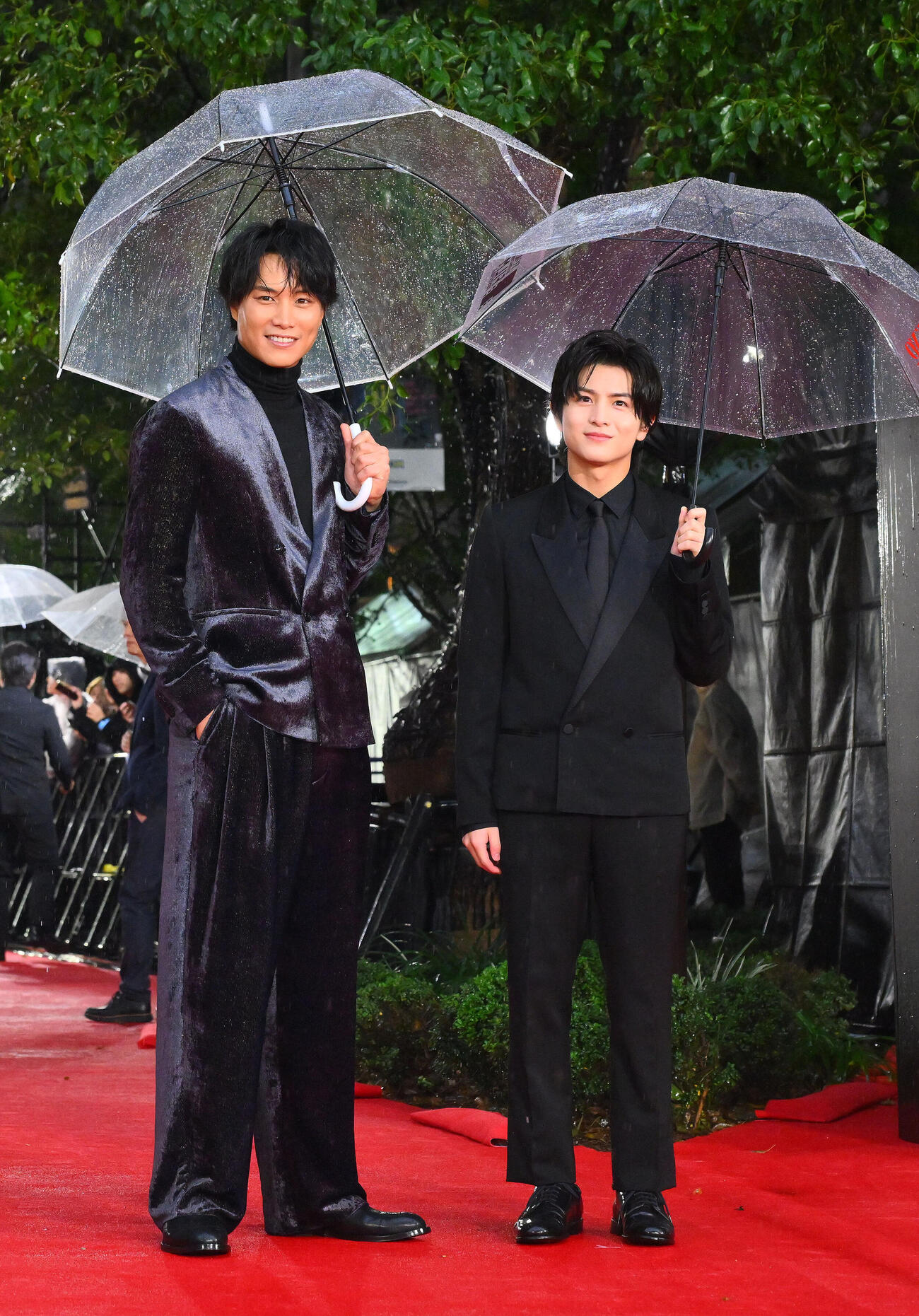 レッドカーペットで記念撮影する鈴木伸之（左）と柏木悠（撮影・滝沢徹郎）