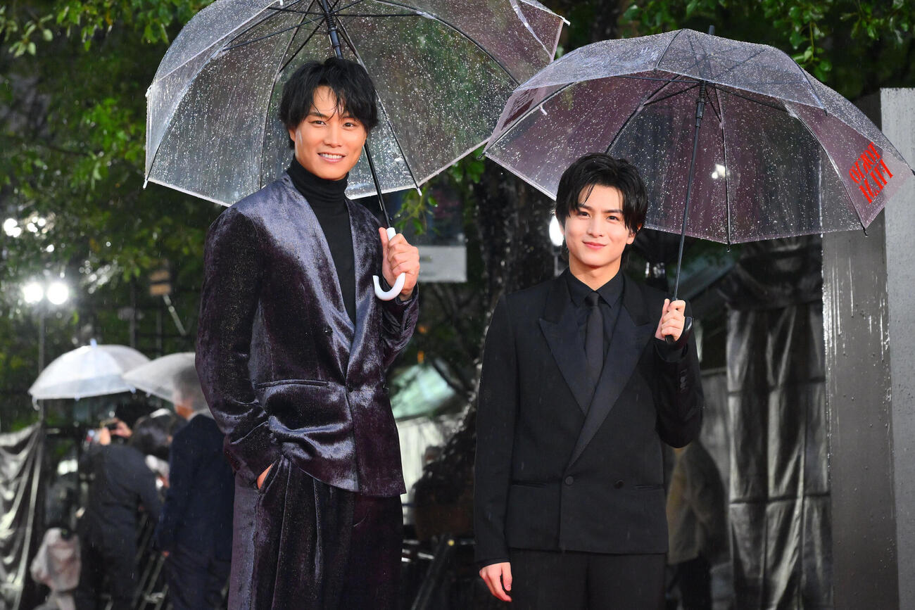 レッドカーペットで記念撮影する鈴木伸之（左）と柏木悠（撮影・滝沢徹郎）