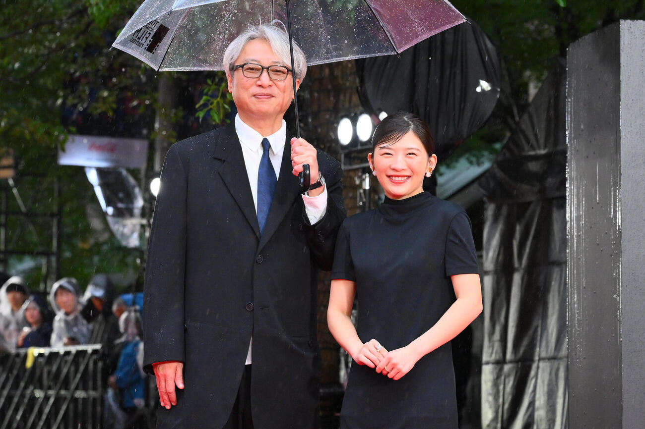 レッドカーペットで記念撮影する伊藤沙莉（右）と梛川善郎（撮影・滝沢徹郎）