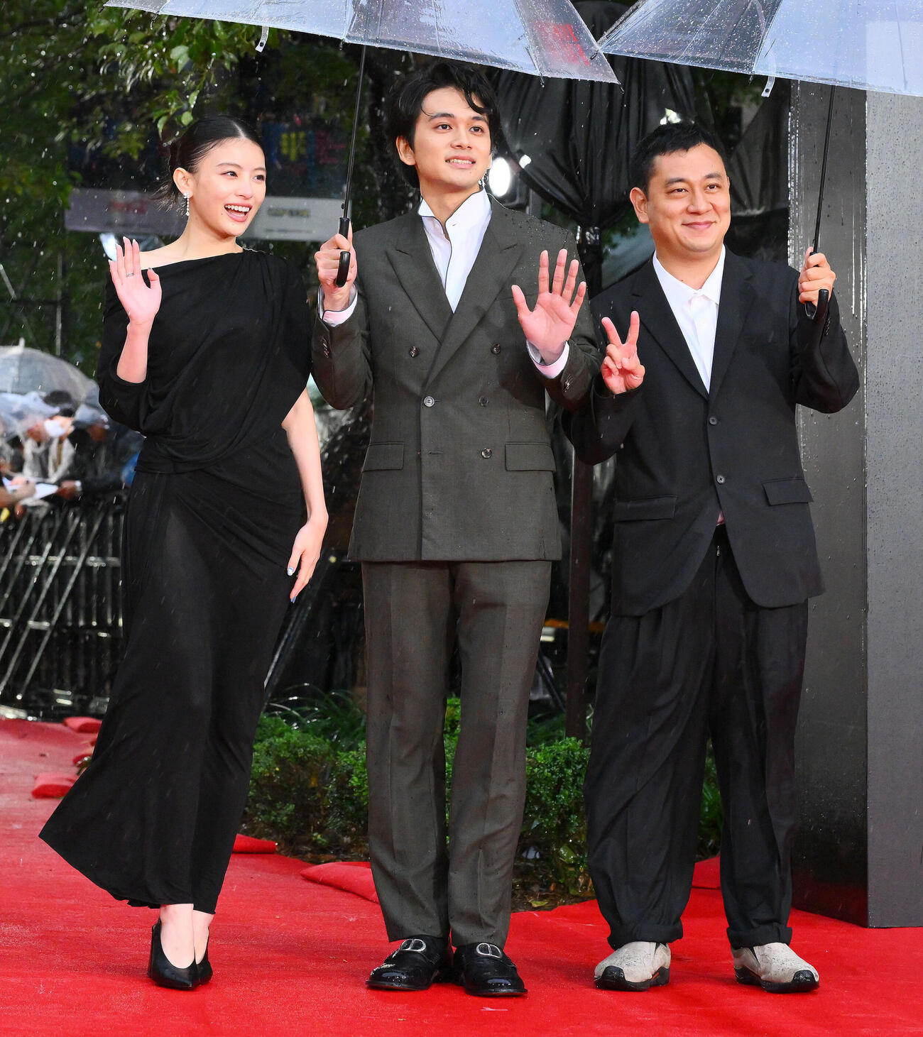 レッドカーペットで記念撮影する北村匠海（中央）。左は出口夏希と中川龍太郎監督撮影・滝沢徹郎）