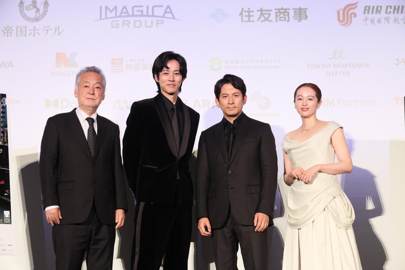 東京国際映画祭オープニング作品「SUKIYAKI　上を向いて歩こう」舞台あいさつに登壇した、左から瀬々敬久監督、松坂桃李、岡田准一、清野菜名