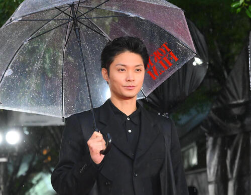 オープニングイベントレッドカーペットで記念撮影する磯村勇斗(撮影・滝沢徹郎)