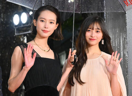 レッドカーペットで記念撮影する南沙良(左)と井上和(撮影・滝沢徹郎)