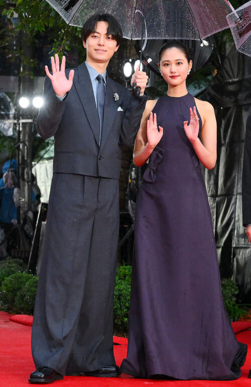 レッドカーペットで記念撮影する作間龍斗(左)と原菜乃華(撮影・滝沢徹郎)