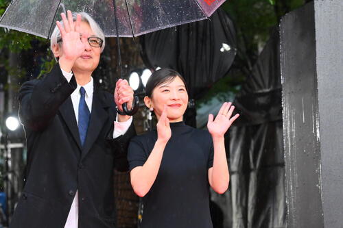 レッドカーペットで記念撮影する伊藤沙莉(右)(撮影・滝沢徹郎)