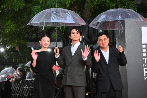レッドカーペットで記念撮影する、左から出口夏希、北村匠海、中川龍太郎監督(撮影・滝沢徹郎)