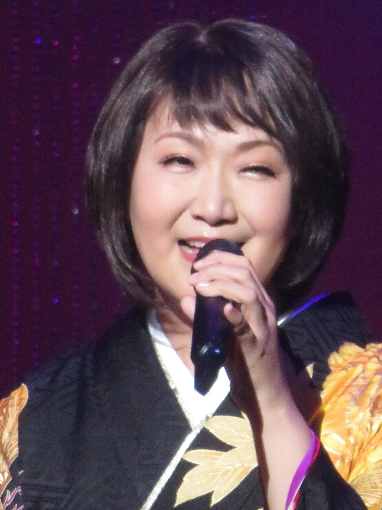 ジョイントコンサート行った市川由紀乃とレッツゴーよしまさ（撮影・松本久）
