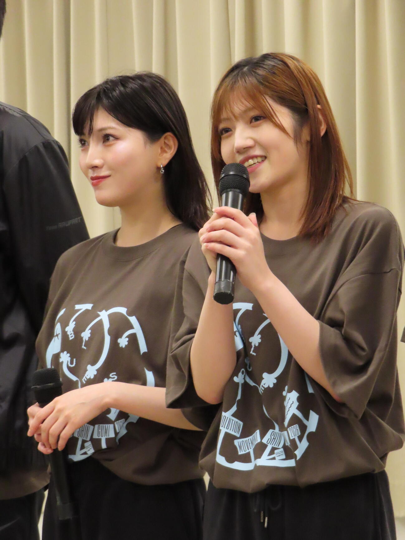 つかこうへい革命ミュージカル　ダブルス「飛龍伝」「幕末純情伝」の公開稽古に臨んだ岡田奈々（左）と村山彩希（撮影・鎌田良美）