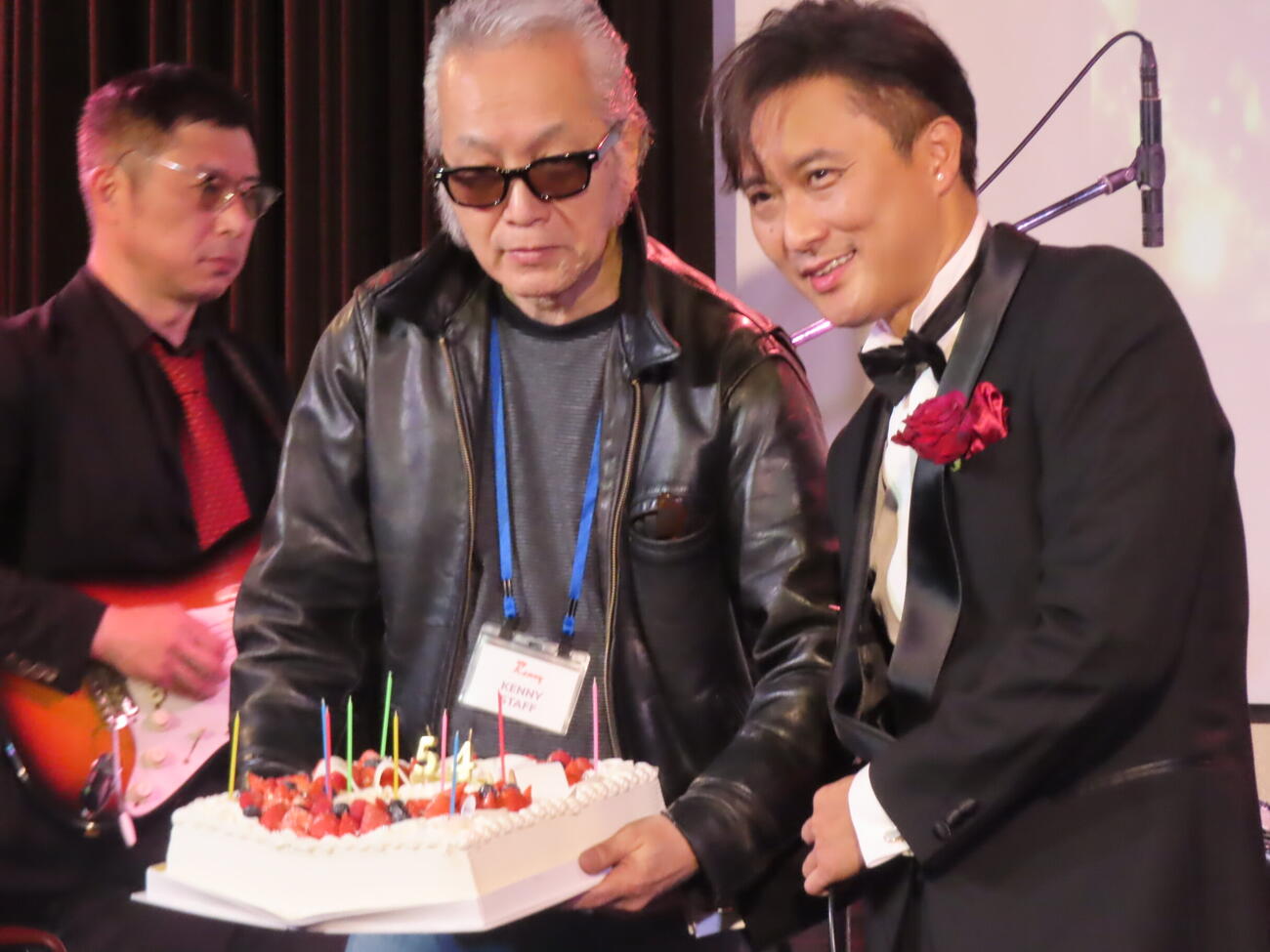 2026年10月25日、豪華なバースデーケーキに笑顔を見せるケニー大倉