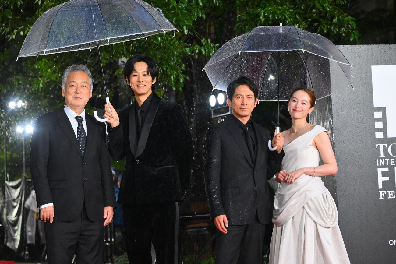 オープニングイベントレッドカーペットで記念撮影する、左から瀬々敬久監督、松坂桃李、岡田准一、清野菜名（撮影・滝沢徹郎）