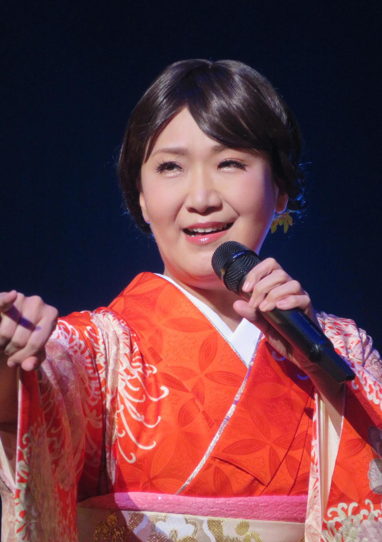 レッツゴーよしまさとジョイントコンサートを行った市川由紀乃（撮影・松本久）