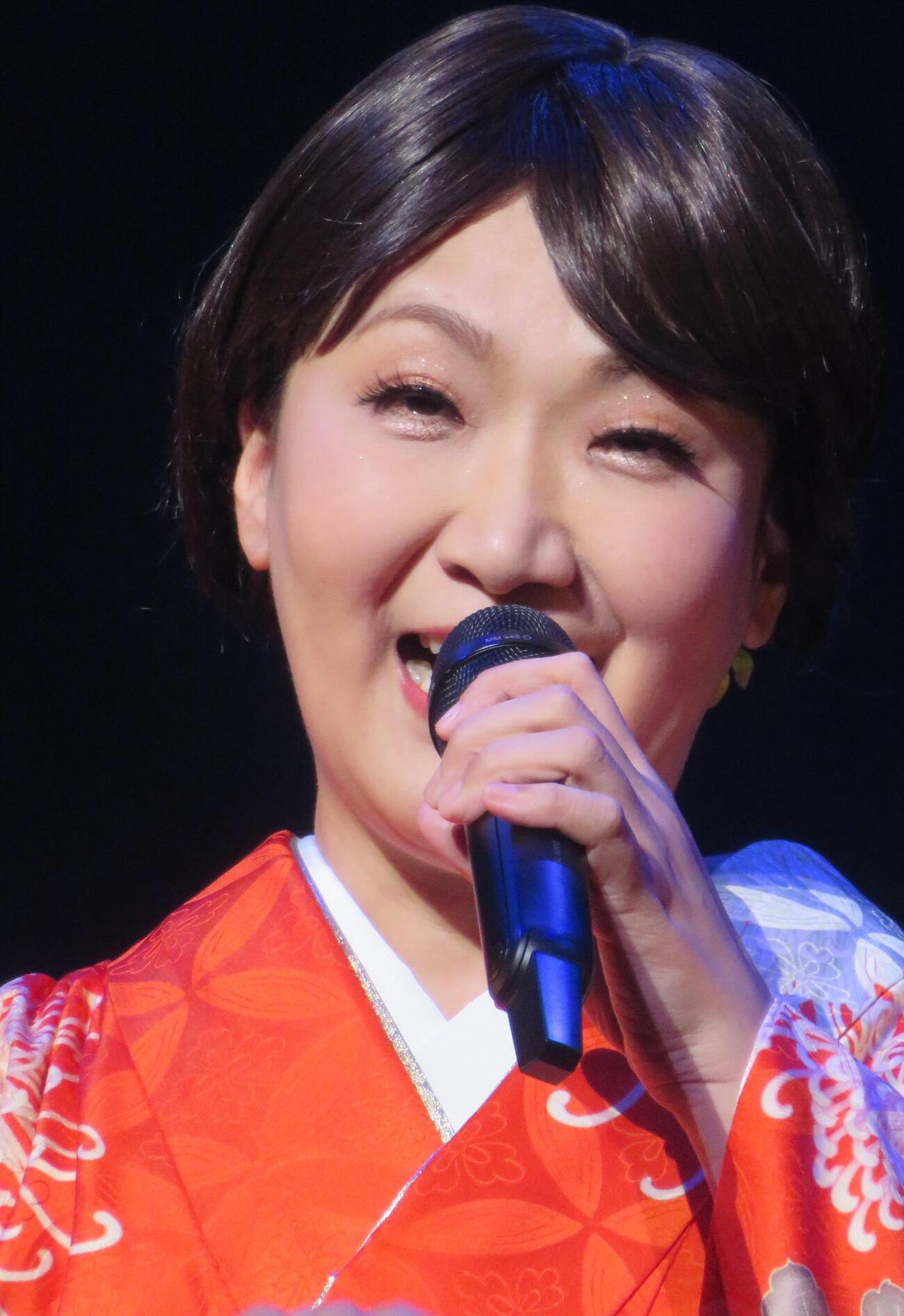 レッツゴーよしまさとジョイントコンサートを行った市川由紀乃（撮影・松本久）