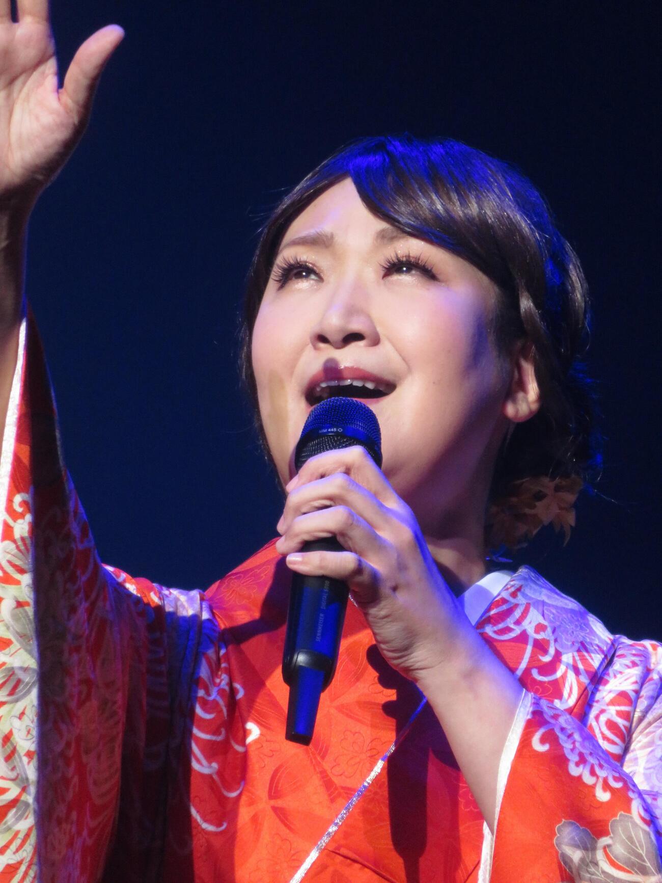 レッツゴーよしまさとジョイントコンサートを行った市川由紀乃（撮影・松本久）