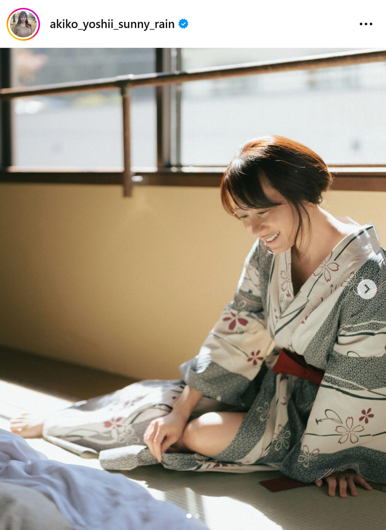 浴衣から美脚チラリ（吉井明子さんのインスタグラムから）
