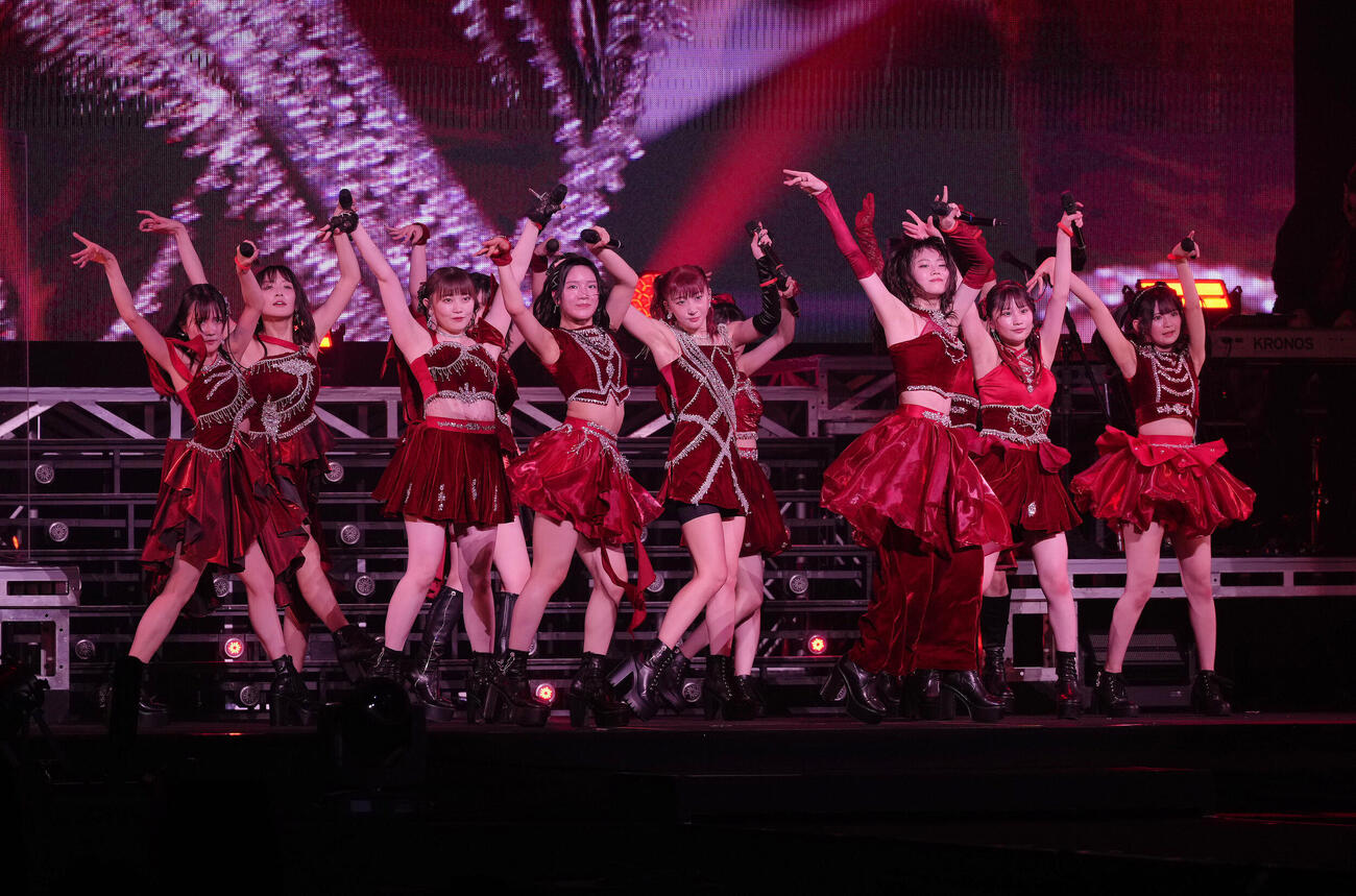 卒業公演でパフォーマンスするつばきファクトリーの秋山眞緒（中央右）（撮影・足立雅史）