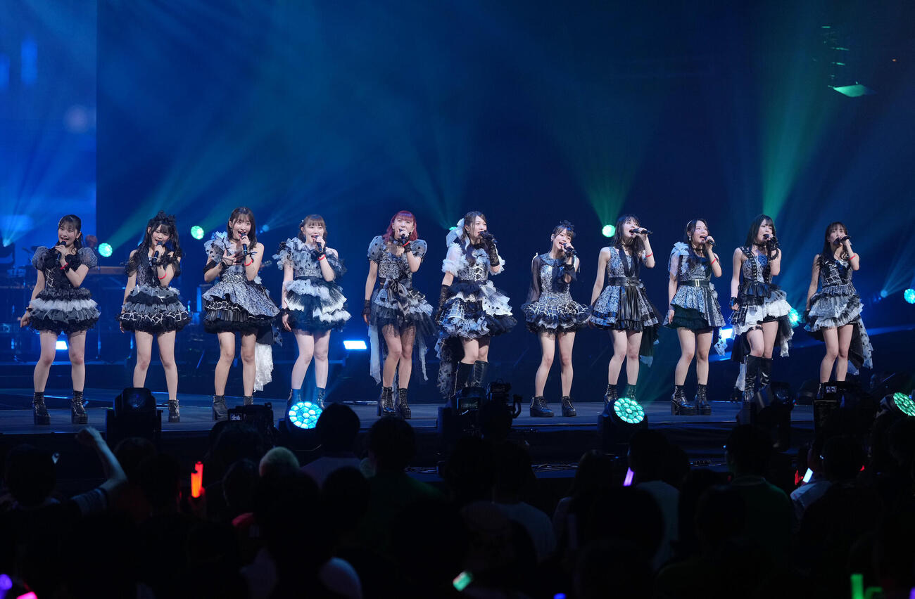 卒業公演でパフォーマンスするつばきファクトリーの秋山眞緒（左から5人目）（撮影・足立雅史）
