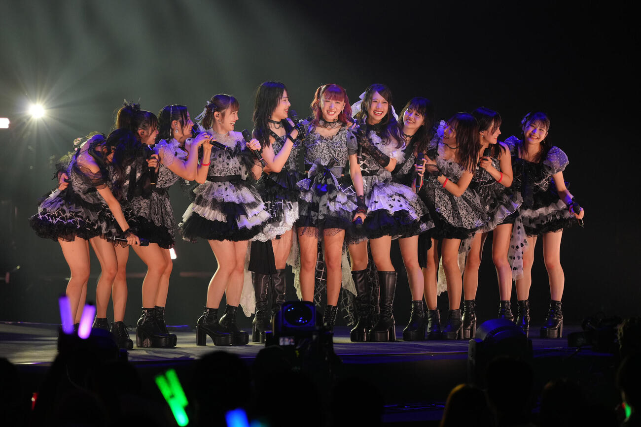 メンバーの声に感極まった表情を見せるつばきファクトリーの秋山眞緒（中央）（撮影・足立雅史）
