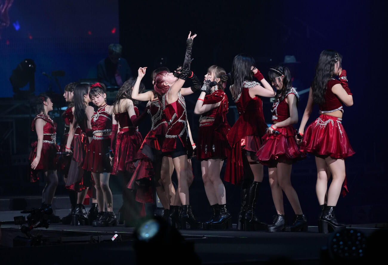 卒業公演でパフォーマンスするつばきファクトリーの秋山眞緒（中央）（撮影・足立雅史）