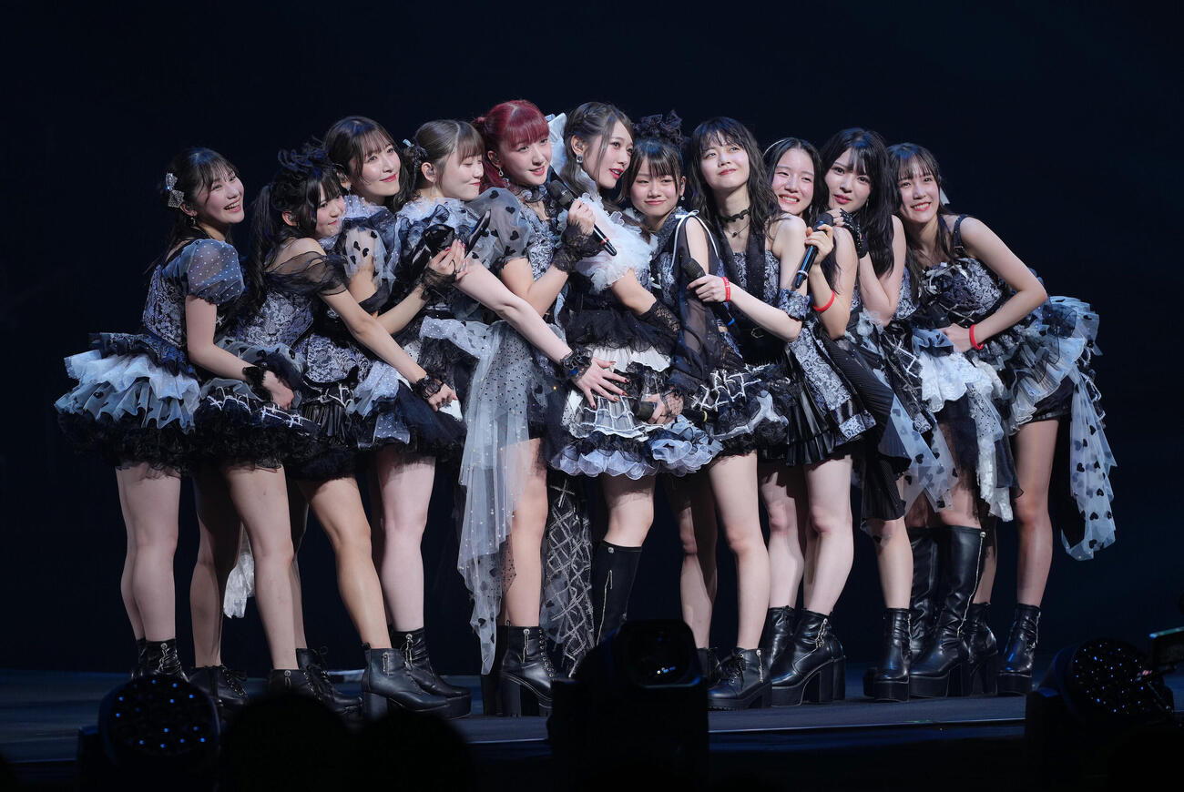 卒業公演でパフォーマンスするつばきファクトリーの秋山眞緒（左から5人目）（撮影・足立雅史）