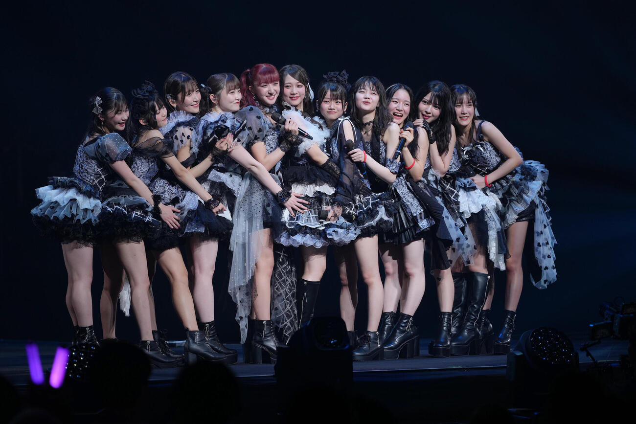 卒業公演でパフォーマンスするつばきファクトリーの秋山眞緒（左から5人目）（撮影・足立雅史）
