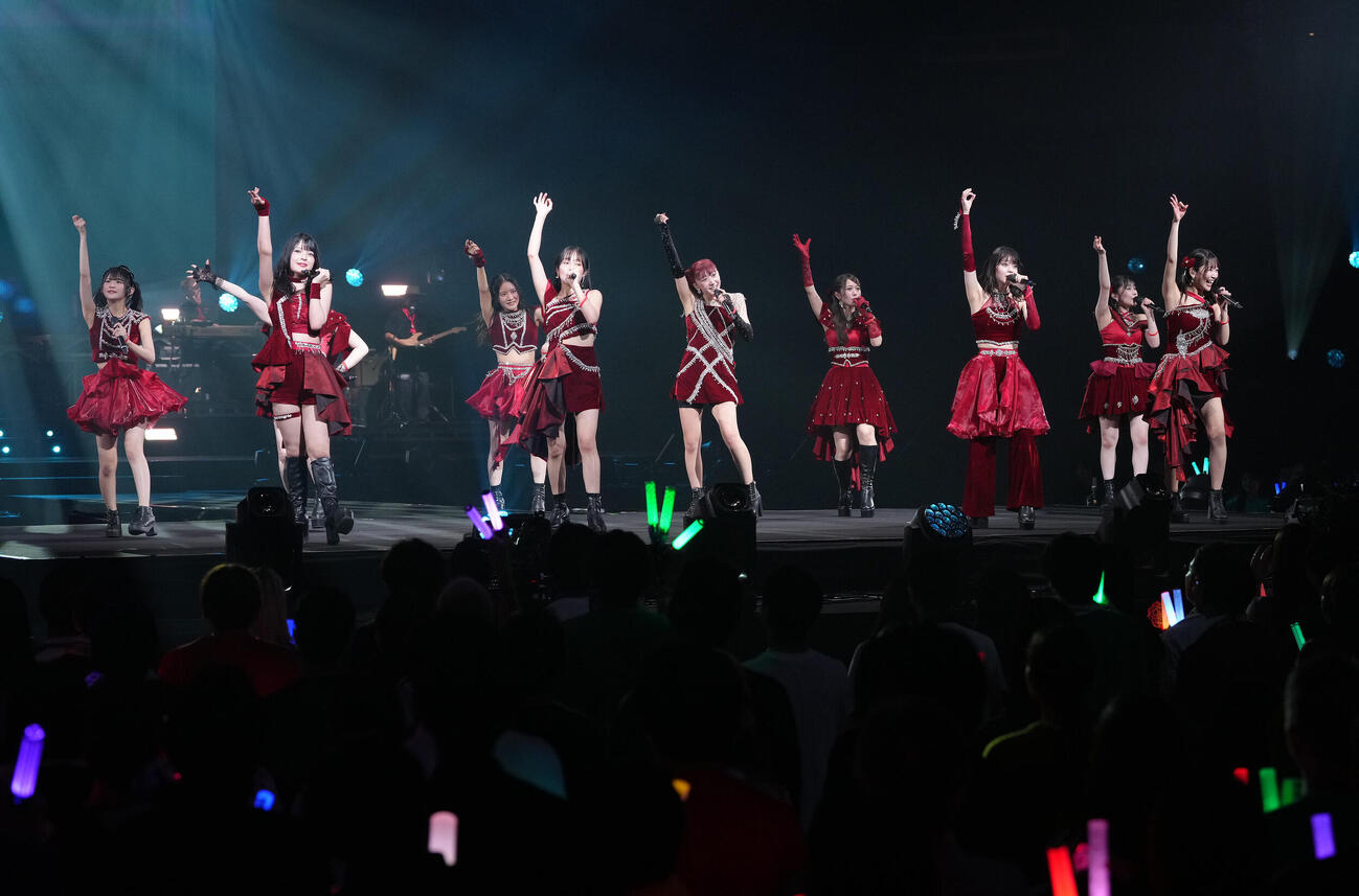 卒業公演でパフォーマンスするつばきファクトリーの秋山眞緒（左から5人目）（撮影・足立雅史）