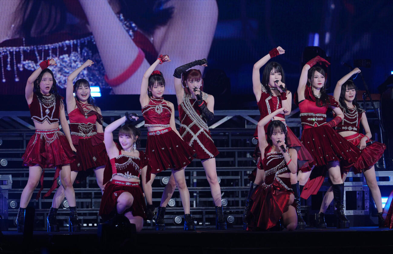 卒業公演でパフォーマンスするつばきファクトリーの秋山眞緒（中央）（撮影・足立雅史）