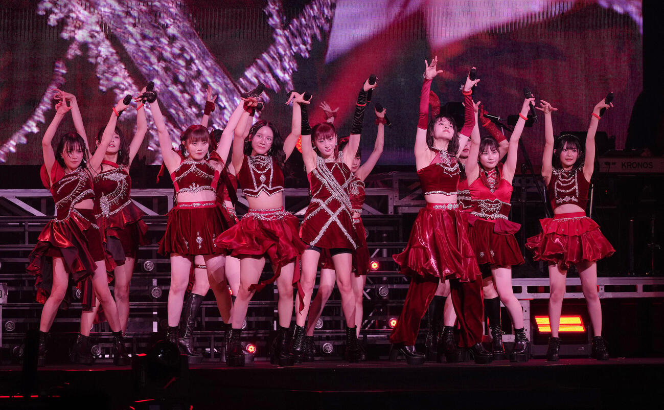 卒業公演でパフォーマンスするつばきファクトリーの秋山眞緒（右から4人目）（撮影・足立雅史）