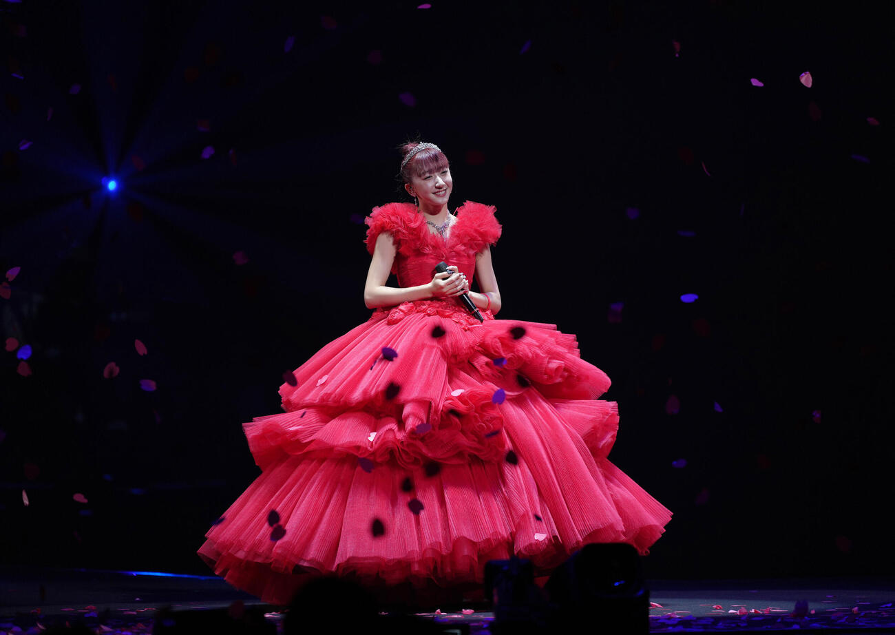 赤いドレス姿で卒業公演に臨むつばきファクトリーの秋山眞緒（中央）（撮影・足立雅史）