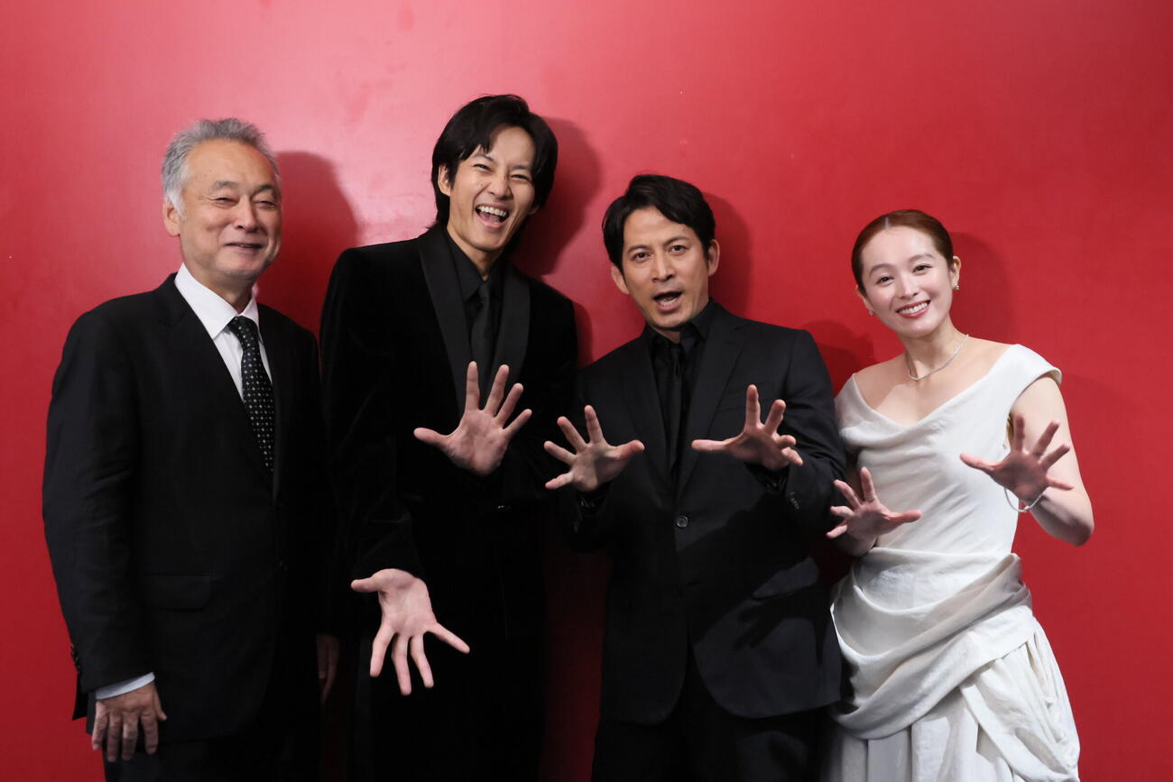 東京国際映画祭オープニング作品「SUKIYAKI　上を向いて歩こう」舞台あいさつに登壇した、左から瀬々敬久監督、松坂桃李、岡田准一、清野菜名