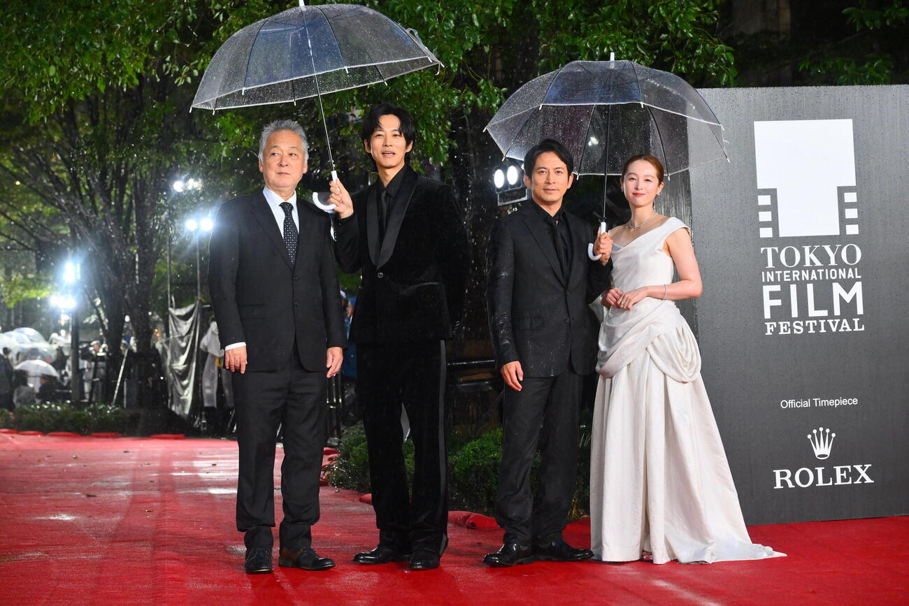 オープニングイベントレッドカーペットで記念撮影する、左から瀬々敬久監督、松坂桃李、岡田准一、清野菜名（撮影・滝沢徹郎）