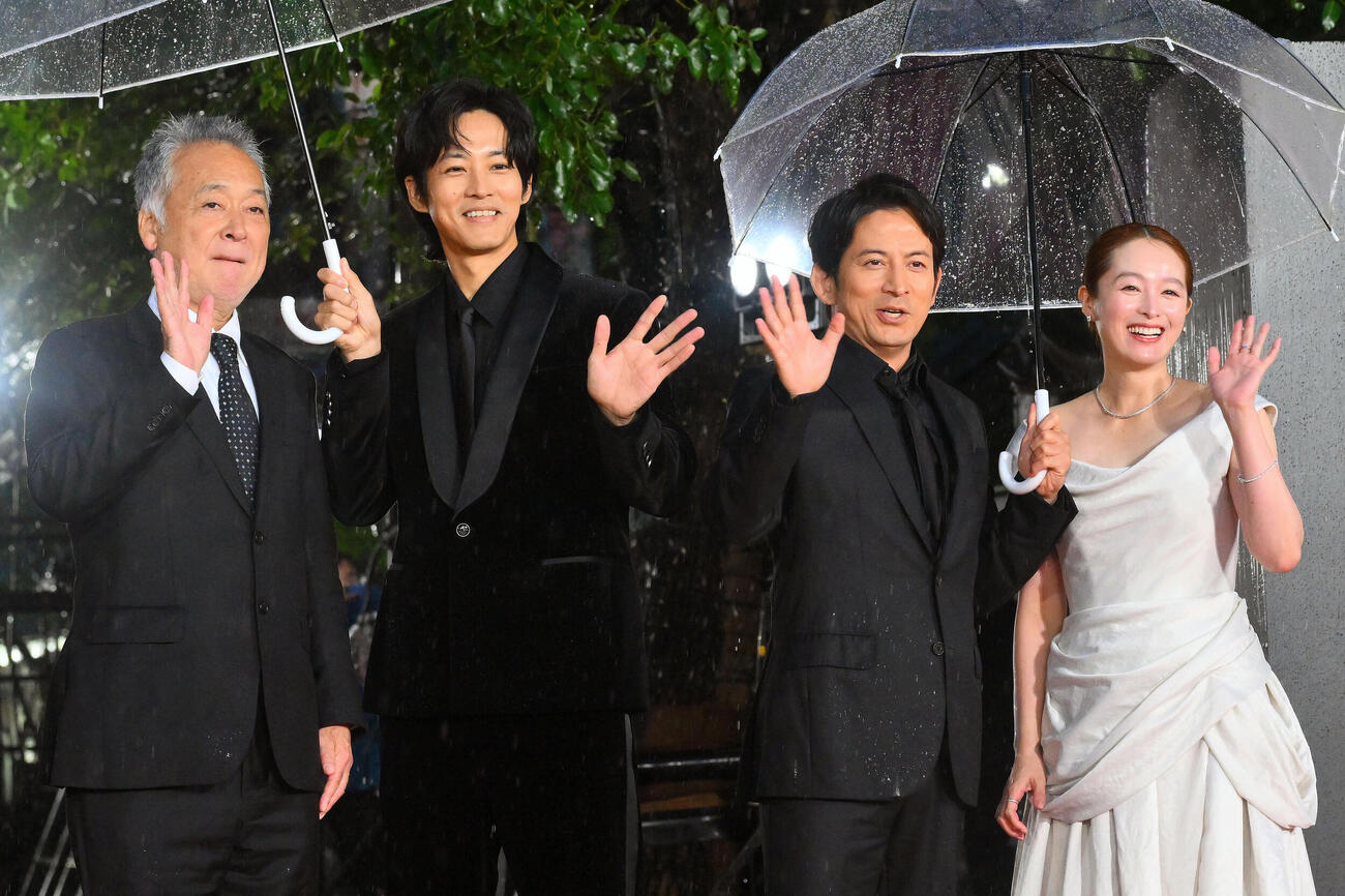 オープニングイベントレッドカーペットで記念撮影する、左から瀬々敬久監督、松坂桃李、岡田准一、清野菜名（撮影・滝沢徹郎）