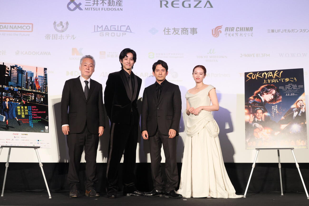 東京国際映画祭オープニング作品「SUKIYAKI　上を向いて歩こう」舞台あいさつに登壇した、左から瀬々敬久監督、松坂桃李、岡田准一、清野菜名