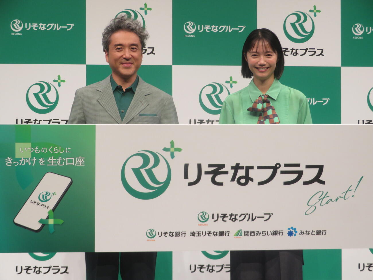 「りそなプラス」新CM発表会に出席したムロツヨシ（左）と宮﨑あおい（撮影・川田和博）
