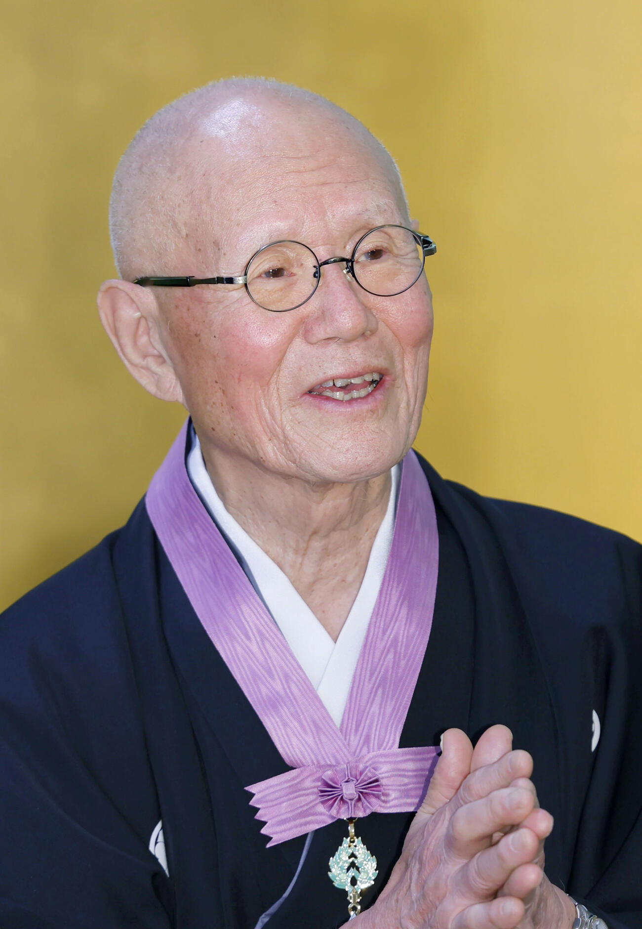 文化勲章の親授式を終え、記者会見するちばてつやさん＝2024年11月、宮内庁（共同）