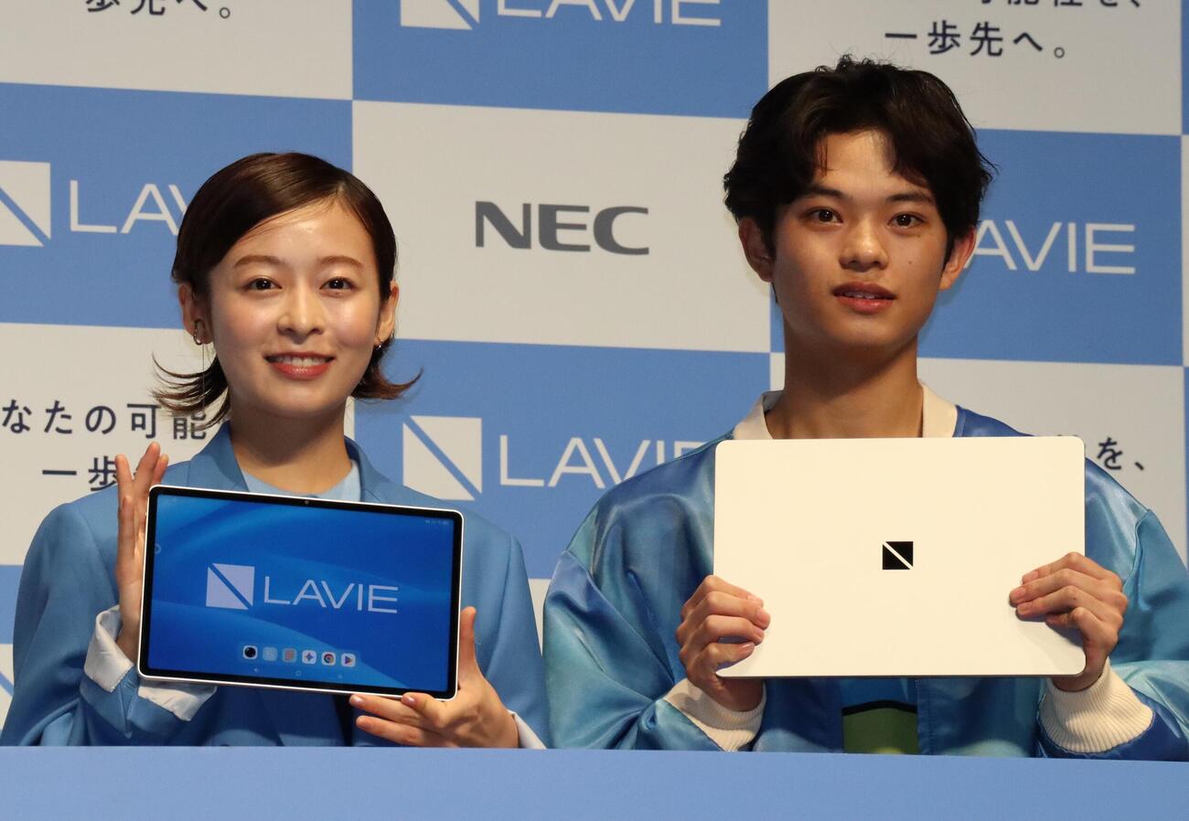 「LAVIE　新CM、新商品戦略発表会」に出席した森七菜（左）、黒川想矢