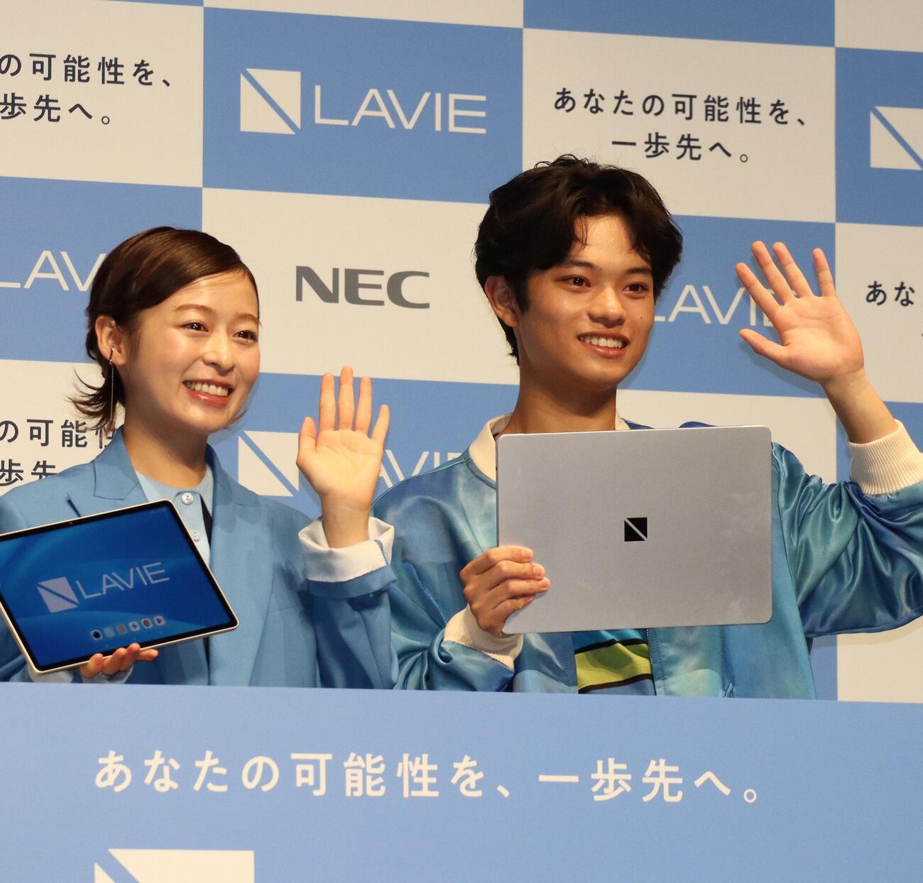 「LAVIE　新CM、新商品戦略発表会」に出席した森七菜（左）、黒川想矢